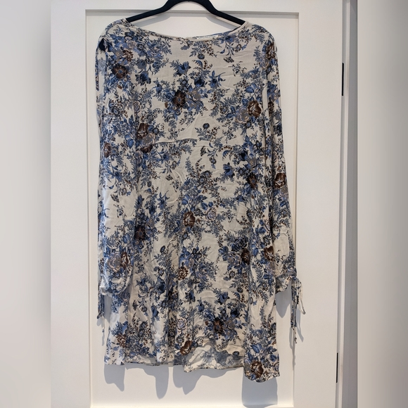 ⭐️3/$35 American Eagle Outfitters Dress/Tunic. Open sleeves and Open Back. - Picture 2 of 5